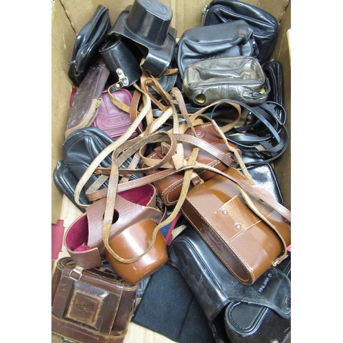 171 - Box of various vintage camera cases and leather camera straps including Pentax, Kodak, Zorki, Exa et... 