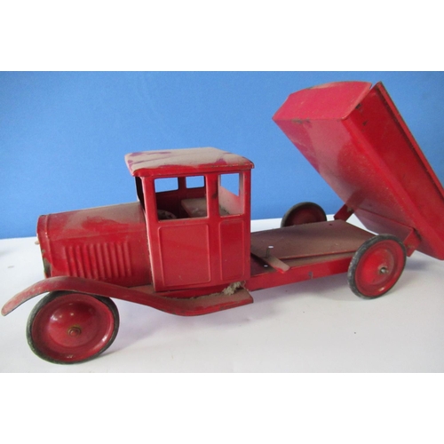 577 - Tri-ang red tinplate tipper truck, solid wheels with rubber tyres, working tipper but need attention... 