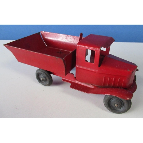 579 - Tri-ang red tinplate low sided tipper, solid rubber wheels, L19cm