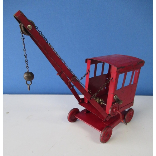 580 - Tri-ang No 1 red tinplate crane, H32cm, chain for hook has been partially replaced