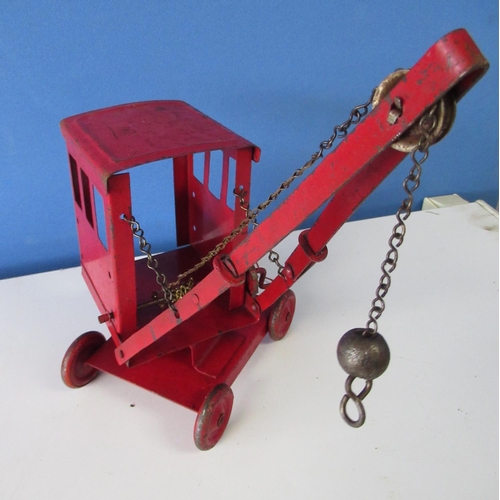 580 - Tri-ang No 1 red tinplate crane, H32cm, chain for hook has been partially replaced