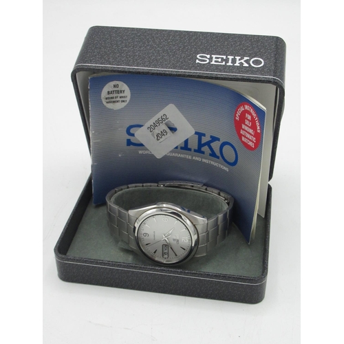 80 - Seiko 5 automatic wristwatch with day/date. Stainless steel case on matching Seiko bracelet. screw o... 