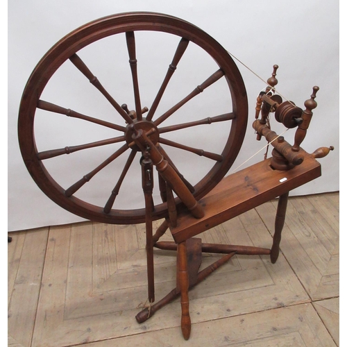 654 - Turned pine spinning wheel W100cm D48cm H100cm