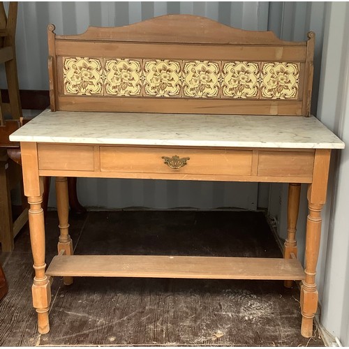 662 - Edwardian walnut wash stand, with tiled back and white marble top above single drawer, on turned sup... 