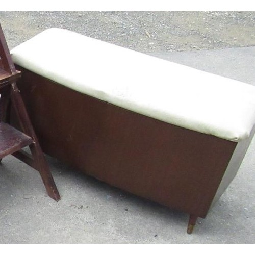 569a - Wooden ottoman with upholstered lid