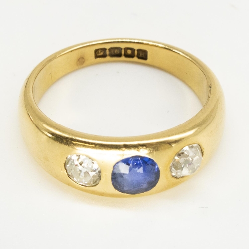 1106 - Edw.VII hallmarked 18ct yellow gold diamond and sapphire ring, round cut sapphire flanked by two rou... 