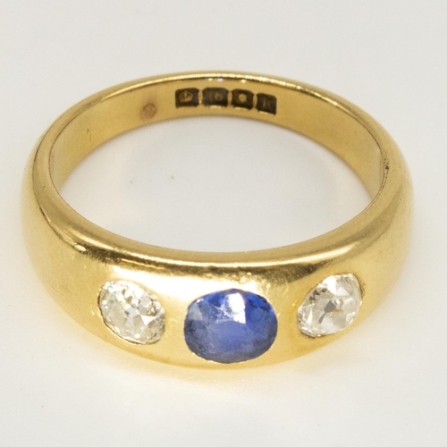 1106 - Edw.VII hallmarked 18ct yellow gold diamond and sapphire ring, round cut sapphire flanked by two rou... 