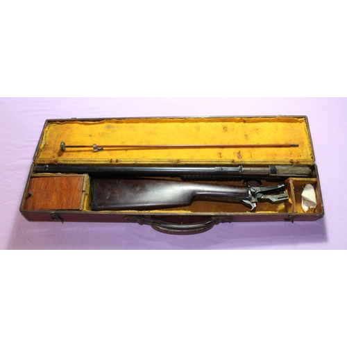 1096 - Winchester mod. 1906 .22 takedown pump action rifle, with fixed fore and aft sights, in original fit... 
