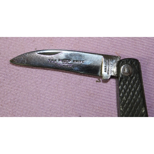 156 - Brookbank Defiance pocket knife with engraved blade, 2 piece moulded handle.
Blade length 7cm
Overal... 