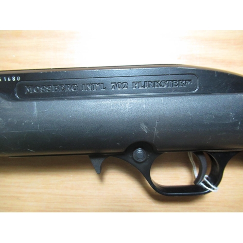 436 - Mossberg 702 Plinkster semi-auto .22 rifle, barrel screw cut for sound moderator with 1x magazine, s... 