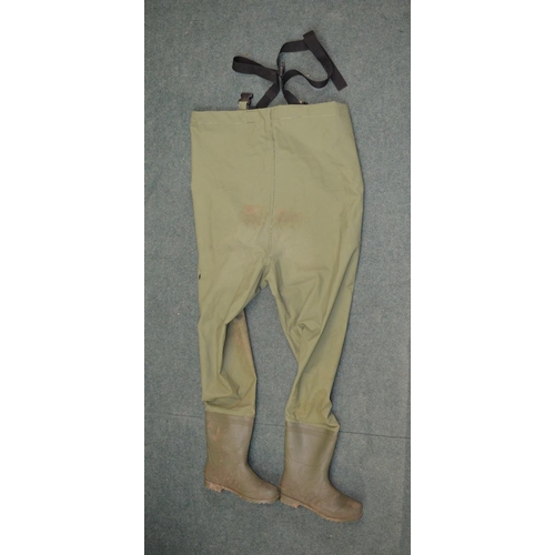 92a - Pair of Shakespeare rubber waders, size L and a large lightweight aluminium landing net, diameter 65... 