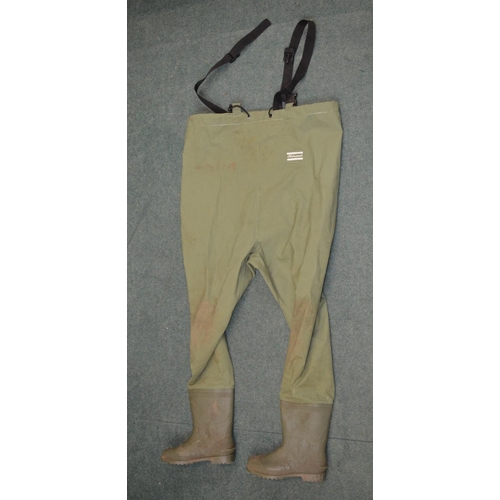 92a - Pair of Shakespeare rubber waders, size L and a large lightweight aluminium landing net, diameter 65... 