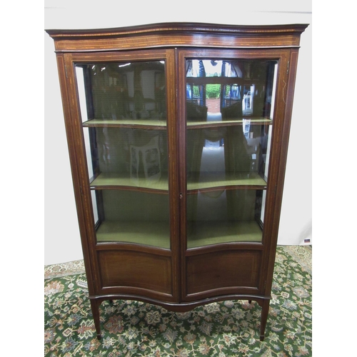 558 - Edwardian Sheraton Revival serpentine front inlaid mahogany display cabinet, on square tapered suppo... 