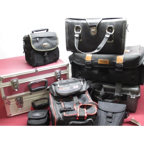 1211 - Various camera bags including Lowepro, Fotima, various holster bags, etc (Qty)