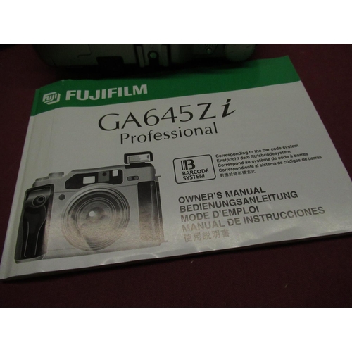 1193 - Fuji GA645Zi medium format camera with box, instructions and soft case (camera does appear to work)