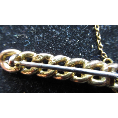 10 - 9ct yellow gold chain link bar brooch with safety chain, L3.5cm, 9ct yellow gold circular brooch dec... 