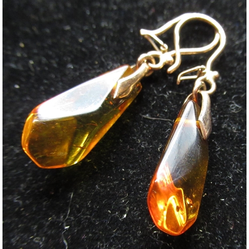 9 - Pair of drop pendant faceted amber earrings, with 14ct gold mounts stamped 585, L4cm, a faceted ambe... 
