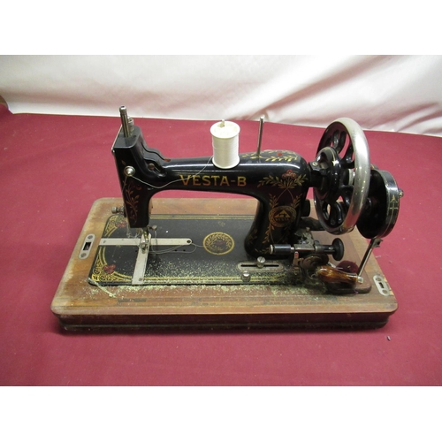 475 - Singer Vesta sewing machine