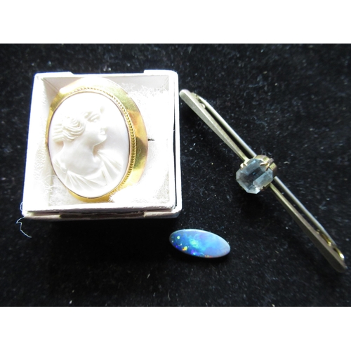 56 - 9ct yellow gold aquamarine bar brooch, stamped 9ct, L9cm, 9ct yellow gold mounted oval cameo brooch/... 