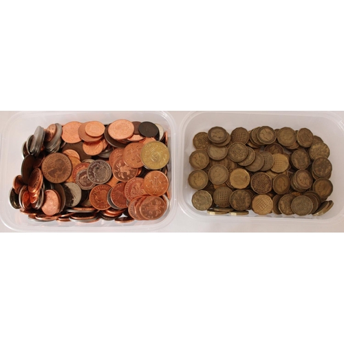 699 - Collection of post-1946 UK coinage to include both pre-decimal and modern decimal (5 tubs)