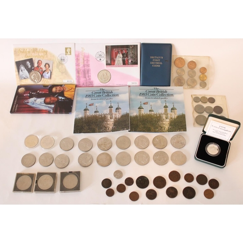 713 - Collection of UK commemorative crowns, coins and date sets together with a 1995 WW2 silver proof £2 ... 