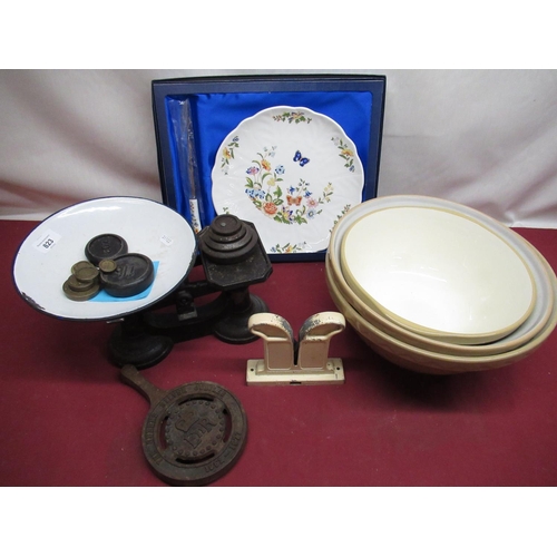 382 - Set of Avery style kitchen scales, with enameled bowl, a Queens silver jubilee metal pan stand, sele... 