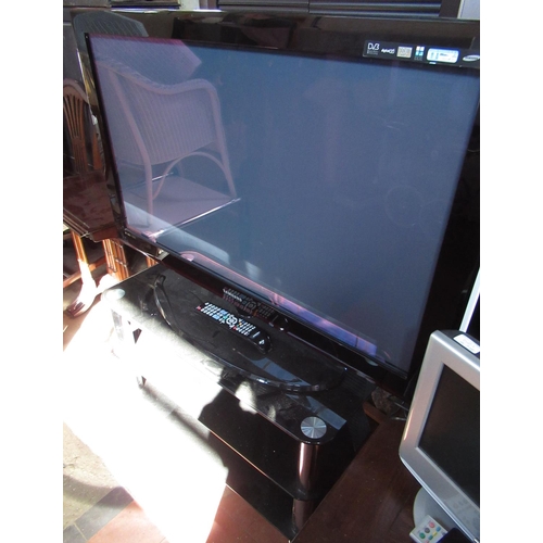 386 - Samsung DVB digital TNT HD P
Plasma television, model PS42845081w with remote control on three-tier ... 