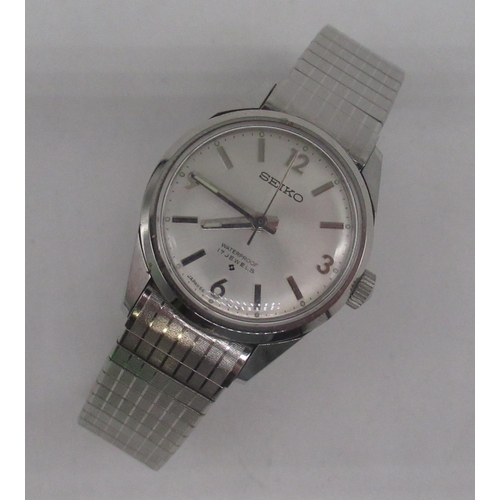 1069 - Seiko mid size hand wound wristwatch, stainless steel case on textured horizontal line Seiko bracele... 