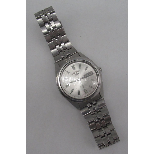 1071 - Seiko 5 automatic wristwatch with English and Arabic day and date, stainless steel case on part orig... 