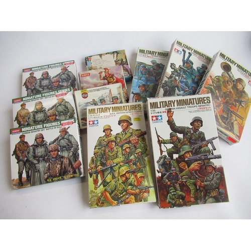 137 - Owain Wyn Evans Collection - Large collection of World War 2 to modern day military figure and acces... 