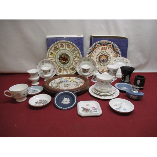 1114 - Collection of Wedgwood ceramics including 1978, 1979, 2003 collectors plate, Jasperware in light blu... 