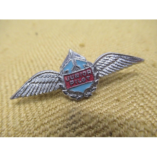 922 - Selection of various flying related pin and other badges including Concorde, Spitfire, B.O.A.C, Phoe... 