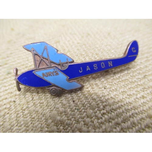 922 - Selection of various flying related pin and other badges including Concorde, Spitfire, B.O.A.C, Phoe... 