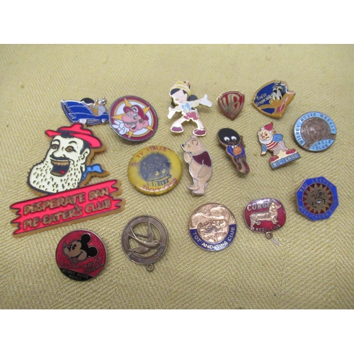 925 - Large selection of pin badges, mainly relating to children's entertainment including Super Mario, Ji... 