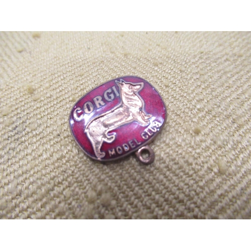 925 - Large selection of pin badges, mainly relating to children's entertainment including Super Mario, Ji... 