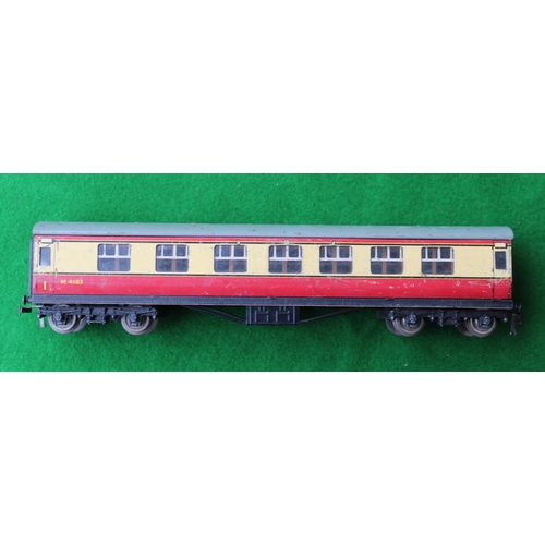 908 - Collection of fourteen tin plate 00 gauge rolling stock incl. Dublo passenger carriage M4183 x 2, co... 