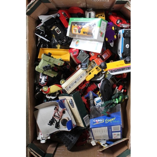 862 - Mixed large collection of miscellaneous cars and vehicles inc. boxed PG Tips van, Corgi Volkswagen, ... 