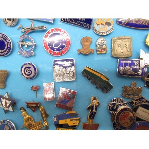 910 - Mahogany table top display cabinet containing a collection of lapel badges including YMCA, Butlins A... 