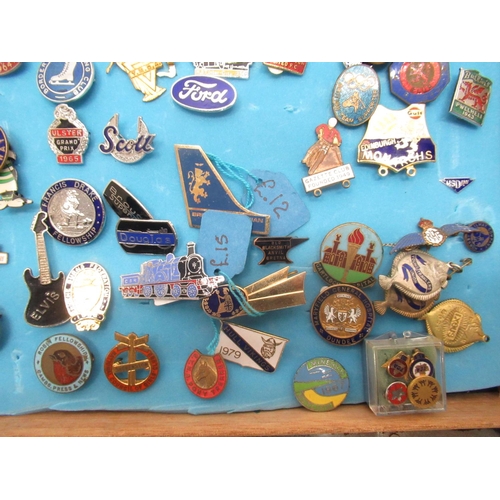 910 - Mahogany table top display cabinet containing a collection of lapel badges including YMCA, Butlins A... 