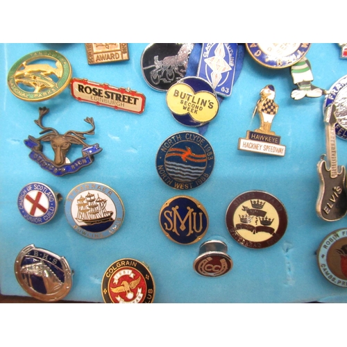 910 - Mahogany table top display cabinet containing a collection of lapel badges including YMCA, Butlins A... 