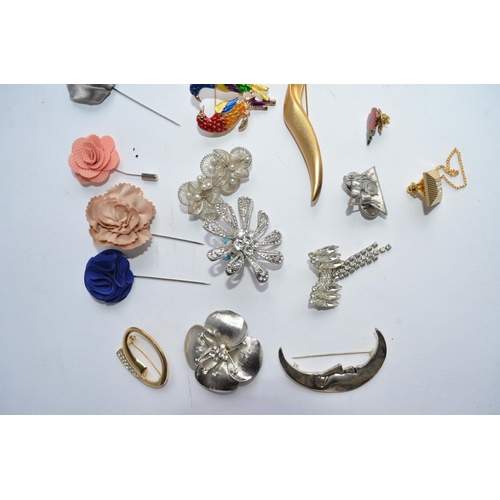 112 - Owain Wyn Evans Collection - Collection various costume jewellery including brooches, hat pins, pin ... 