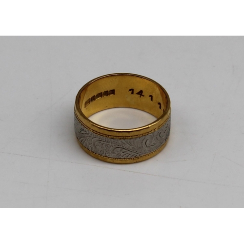 1023 - 22ct yellow gold and platinum wedding band, with etched foliage design and hammered edge, stamped 22... 