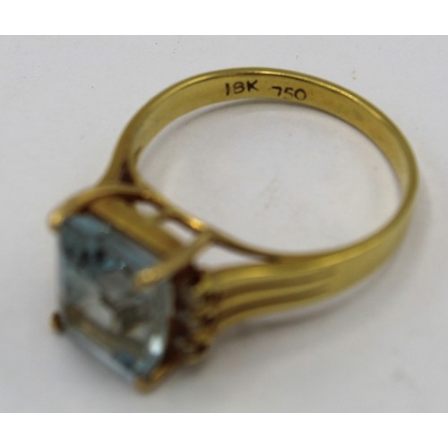 1014 - Art Deco style 18ct gold ring, set with a square aquamarine of approx 3.57 and 6 .16 diamonds, stamp... 
