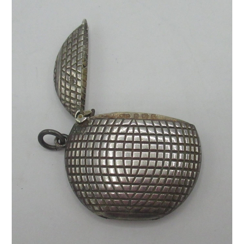 1081 - Edw.VI hallmarked silver novelty golf ball vesta case, by Henry Williamson Ltd Birmingham 1905, D4cm