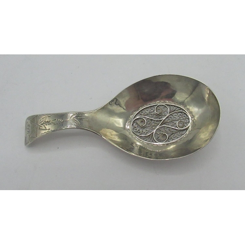 1072 - Geo.III hallmarked silver vine leaf shaped caddy spoon, relief decorated with grapes and with loop h... 