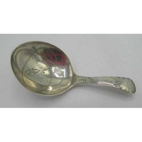 1072 - Geo.III hallmarked silver vine leaf shaped caddy spoon, relief decorated with grapes and with loop h... 