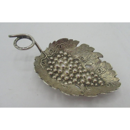 1072 - Geo.III hallmarked silver vine leaf shaped caddy spoon, relief decorated with grapes and with loop h... 