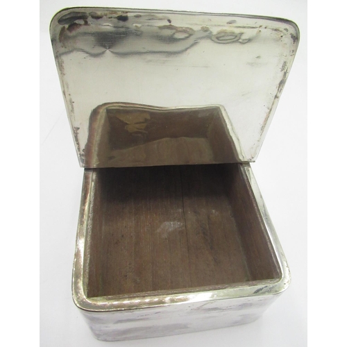 1077 - Edw.VII hallmarked silver Treasury style cedar lined table cigarette box, central handle with two hi... 