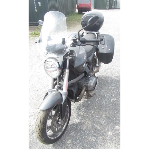 1122 - BMW R1200R touring motorbike with full set of panniers, with two keys, V5 and other documents