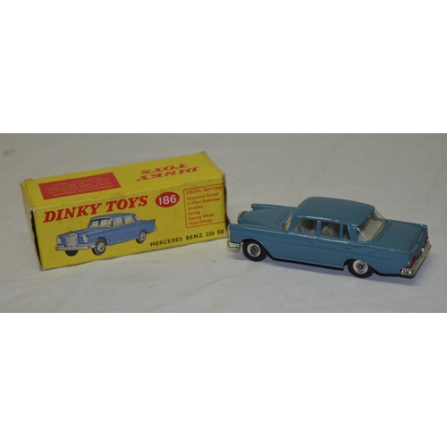 887 - Boxed 1960's Dinky Toys Mercedes Benz 220 SE, (Dinky Catalogue no. 186), in excellent lightly used c... 